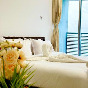 - une chambre avec un lit blanc orné de fleurs dans l'établissement Modern Resort, à Cox's Bazar