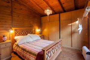 1 dormitorio con 1 cama en una cabaña de madera en Casa isleña Extasis Propio en Tigre