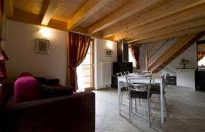 une salle à manger avec une table et des chaises dans une pièce dans l'établissement Casa Marizzoni, à Peio Fonti