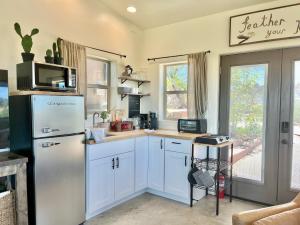 uma cozinha com um frigorífico e um micro-ondas em NEW Feather Your Nest King bed Casita, Balcony/BBQ, Amazing views & great Location! Dog friendly em Prescott