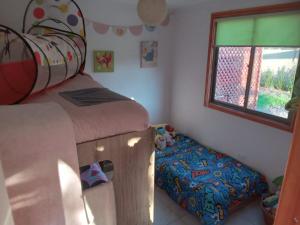 Postel nebo postele na pokoji v ubytování Hermosa Cabaña en Colliguay + 22 fotografií