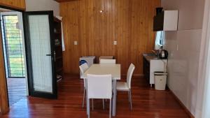cocina con mesa y sillas en una habitación en Quinta Germania en Garupá