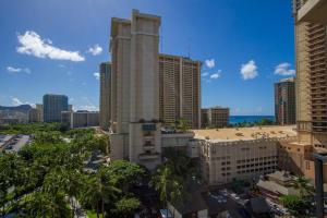 - une vue sur la ville avec ses grands bâtiments et l'océan dans l'établissement Modern studio Across From Hilton lagoon beach PW920, à Honolulu