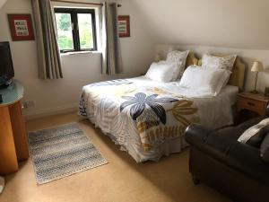 a bedroom with a bed and a couch at Ye Olde Globe & Chequers in Huntingdon