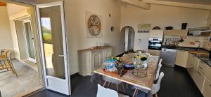 Kuchyňa alebo kuchynka v ubytovaní Splendide villa de rêve climatisée avec vue mer & montagne et sa piscine chauffée