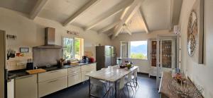 Kuchyňa alebo kuchynka v ubytovaní Splendide villa de rêve climatisée avec vue mer & montagne et sa piscine chauffée