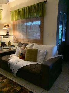 un grande letto in una stanza con finestra di Hostel Portal da Montanha a Blumenau