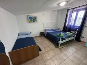A bed or beds in a room at Case vacanza e camere in Villa Isabella con parcheggio custodito e wifi