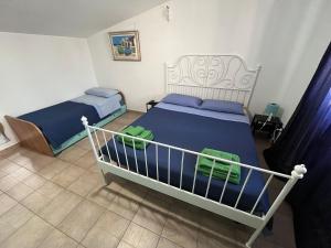 A bed or beds in a room at Case vacanza e camere in Villa Isabella con parcheggio custodito e wifi