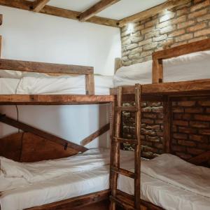 LazarevacにあるUzivancijaのレンガの壁の客室で、二段ベッド2組が備わります。