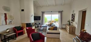Televízia a/alebo spoločenská miestnosť v ubytovaní Splendide villa de rêve climatisée avec vue mer & montagne et sa piscine chauffée