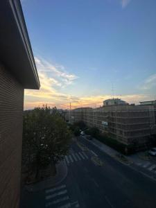 een luchtzicht op een straat met gebouwen bij Euro House in Modena