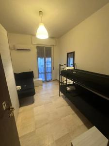 Habitación con 2 camas y pasillo con puerta en Euro House, en Módena