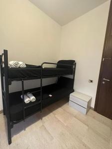 een kamer met 2 stapelbedden in een kamer bij Euro House in Modena