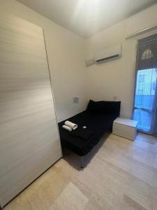 een kamer met een bed in de hoek van een kamer bij Euro House in Modena
