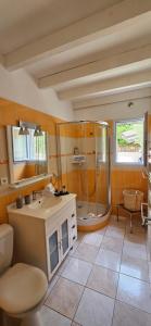 Kuchyňa alebo kuchynka v ubytovaní Splendide villa de rêve climatisée avec vue mer & montagne et sa piscine chauffée