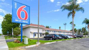 een bord voor een gebouw bij Motel 6-Costa Mesa, CA in Costa Mesa