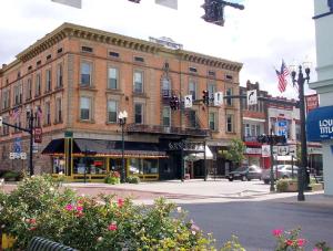 a building on the corner of a city street at Hampton Inn Bowling Green in Bowling Green