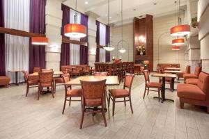 Χώρος καθιστικού στο Hampton Inn Bowling Green