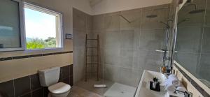 Kúpeľňa v ubytovaní Splendide villa de rêve climatisée avec vue mer & montagne et sa piscine chauffée