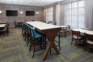 ein großer Konferenzraum mit Tischen und Stühlen in der Unterkunft Hampton Inn Louisville Downtown in Louisville