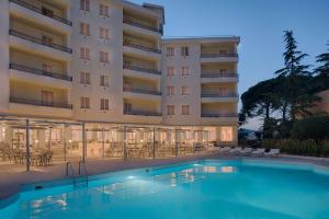 Bazén v ubytovaní NH Caltagirone Villa San Mauro alebo v jeho blízkosti