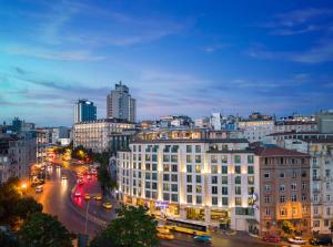 イスタンブールにあるラディソン ブルー ホテル イスタンブール ペラの車や建物が並ぶ夜の街並み