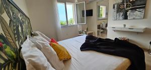 Posteľ alebo postele v izbe v ubytovaní Splendide villa de rêve climatisée avec vue mer & montagne et sa piscine chauffée