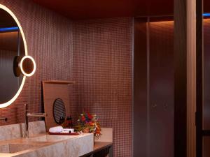 SO/ Paris Hotel的一间浴室