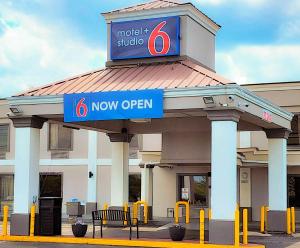 Motel 6 Catonsville MD Baltimore West的证书、奖牌、标识或其他文件