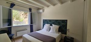 Posteľ alebo postele v izbe v ubytovaní Splendide villa de rêve climatisée avec vue mer & montagne et sa piscine chauffée