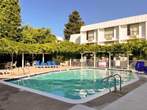 ein Pool vor einem Hotel in der Unterkunft Studio 6 Belmont, CA San Francisco Redwood in Belmont