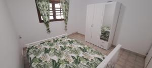 - une chambre avec un lit et une couette verte et blanche dans l'établissement KAZ A CYCY, à Vieux-Habitants