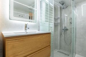 y baño con lavabo y ducha. en Suitelife en Athens