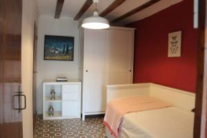 - une chambre avec un lit et une commode dans l'établissement Casa Rústica y vistas a la montaña - Els Llavadors, à Villafranca del Cid