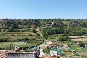 Vue aérienne d'un village sur une colline dans l'établissement Casa Rústica y vistas a la montaña - Els Llavadors, à Villafranca del Cid
