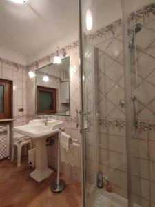 y baño con ducha, lavamanos y ducha. en Stupendo monolocale per un romantico relax!, en Lama
