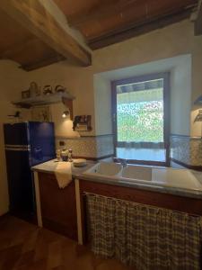 a kitchen with a sink and a window at Stupendo monolocale per un romantico relax! in Lama