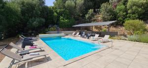 Bazén v ubytovaní Splendide villa de rêve climatisée avec vue mer & montagne et sa piscine chauffée alebo v jeho blízkosti