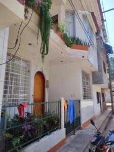 廷戈瑪麗亞的住宿－dos amigos de coica，挂在栅栏上的衣服的房子