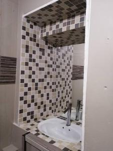 uma casa de banho com um lavatório e um espelho em Manor house em Durban