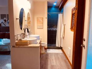 Ένα μπάνιο στο A Cozy Cabin Escape in Tijeras-Hot Tub-Game room-Pet Friendly!