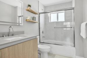Ένα μπάνιο στο Sistrunk Shades Villas Units #1 & #2 Combined +19 φωτογραφίες