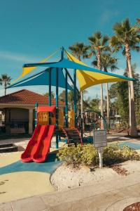Ο χώρος παιχνιδιού για παιδιά στο Ultimate Vacation Villa Near Disney Townhouse