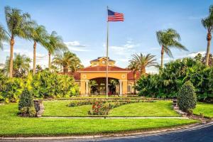 ein Haus mit amerikanischer Flagge in einem Park in der Unterkunft Ultimate Vacation Villa Near Disney Townhouse in Kissimmee
