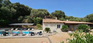 Bazén v ubytovaní Splendide villa de rêve climatisée avec vue mer & montagne et sa piscine chauffée alebo v jeho blízkosti