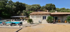 Bazén v ubytovaní Splendide villa de rêve climatisée avec vue mer & montagne et sa piscine chauffée alebo v jeho blízkosti
