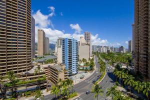 una città con edifici alti e una strada con le auto di Resort life at a low price- Ilikai Hotel a Honolulu