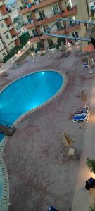 an overhead view of a swimming pool in a hotel at الساحل الشمالي in El Alamein