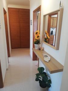 un couloir avec un comptoir en bois et un miroir dans l'établissement Apartamento Sunrise, à Altura